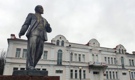 Памятник ленину у клуба им 1 мая в городе Унеча фото