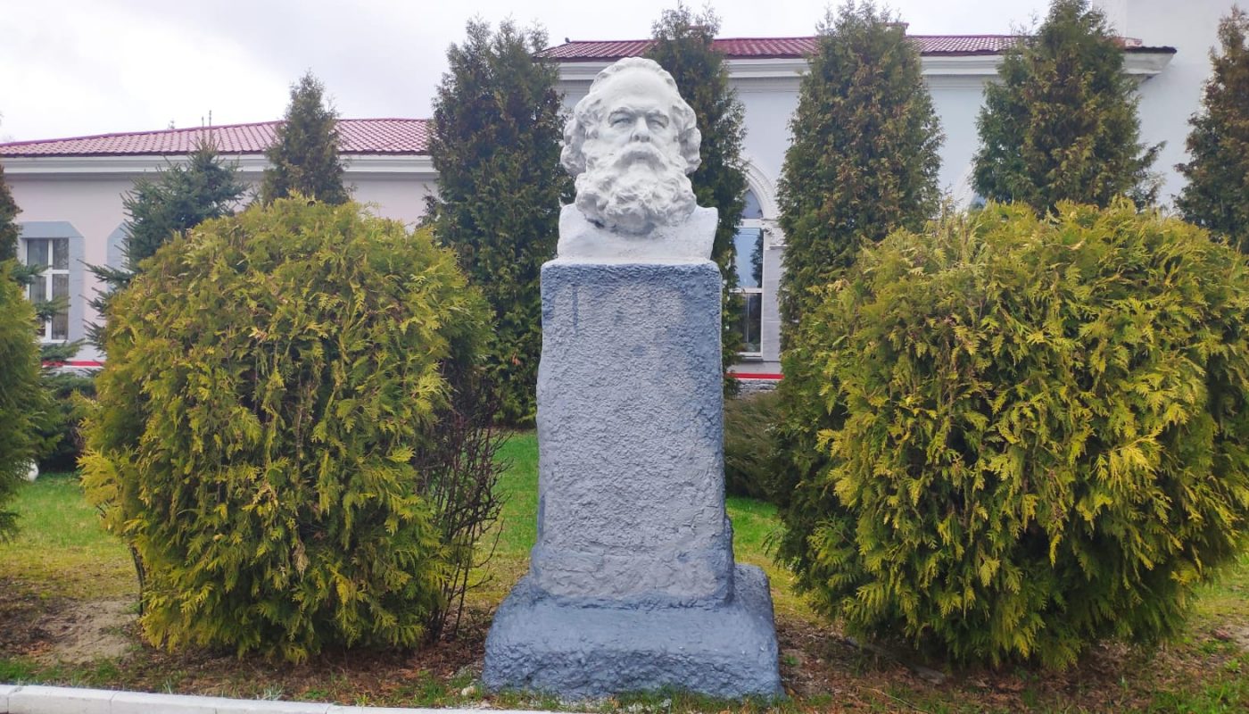Памятник Карлу Марксу в унече на вокзале