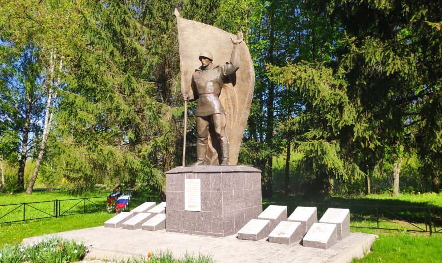 Братская могила 8 советских воинов. Мемориал. Первомайское.