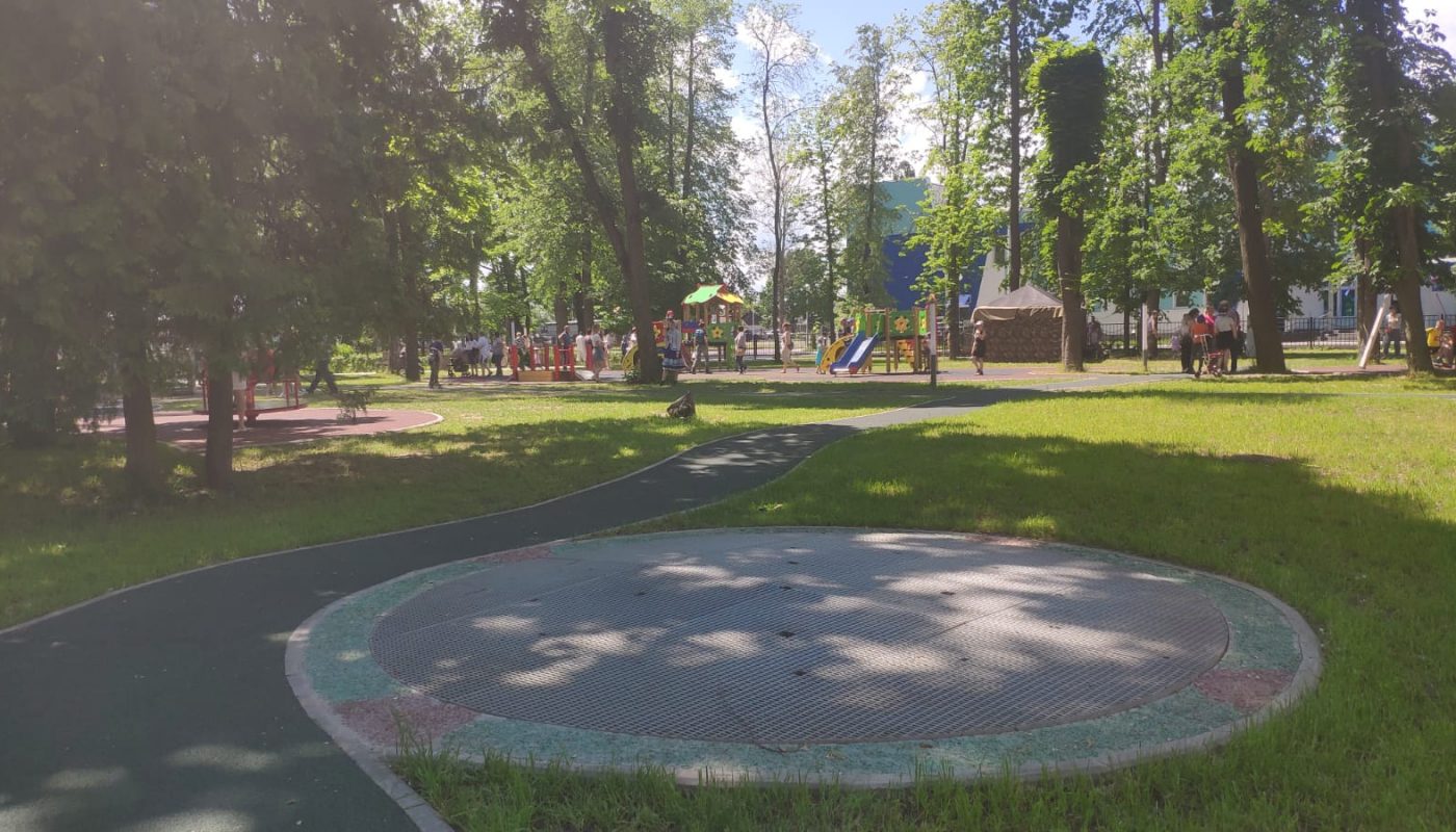 Фонтан на детской площадке в парке Новозыбкова