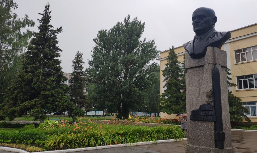 Памятник Вано Васильевичу Мейпариани. Сельцо.