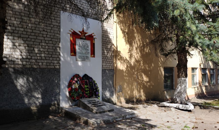 Мемориал 2000-м  солдат и офицеров замученных на территории лагеря военнопленных. Унеча.