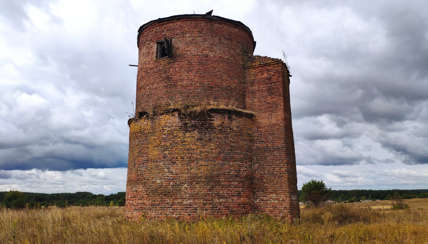 Село Лопатни старая водонапорная башня фото