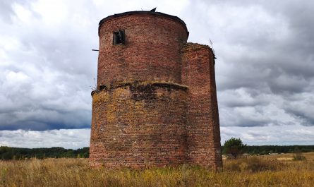 Село Лопатни старая водонапорная башня фото