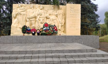 Памятник воинам Советской Армии, партизанам и подпольщикам Северо-западных районов Брянской области Клетня