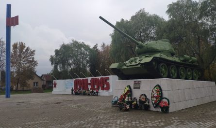Танк Т-34-85. Памятник Воинам-Танкистам. Клетня.
