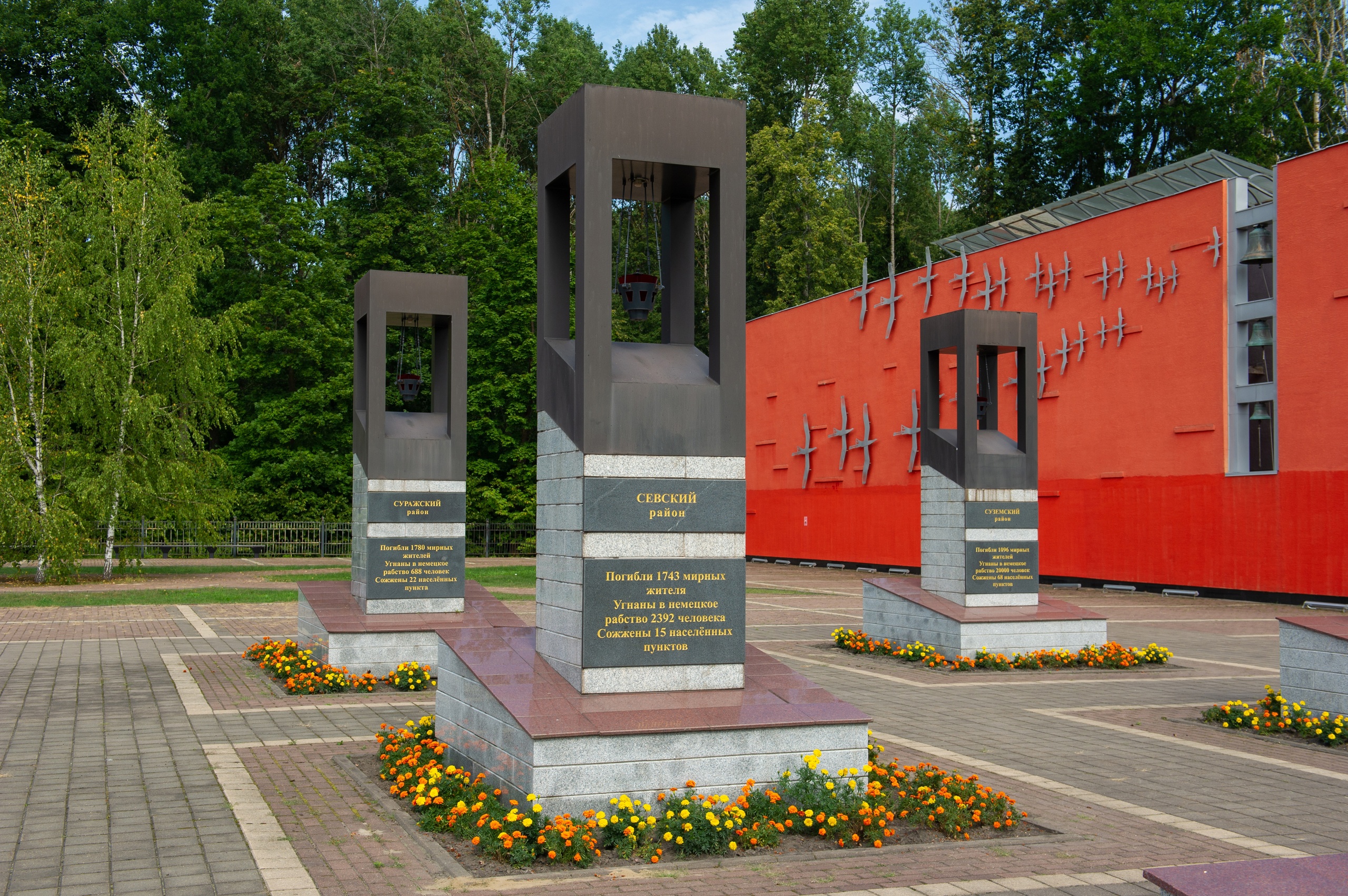 Деревня хацунь до границы с украиной. Хацунь мемориальный комплекс Брянск. Хацунь часовня. Хацунь стелы. Хацунь стена памяти.