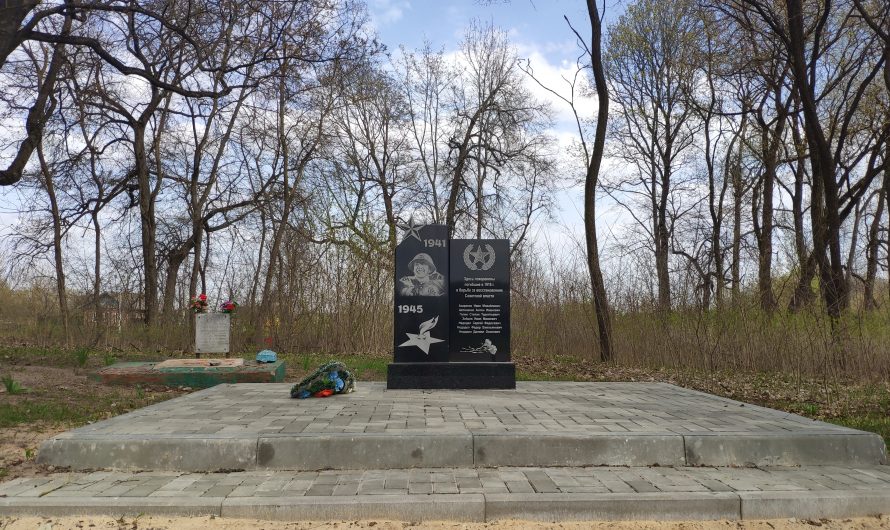Братская могила 8 красноармейцев, погибших в бою с немецко-кайзеровскими захватчиками в декабре 1918 года. Кожаны.
