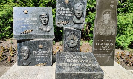 Памятник студентам, погибшим в Афганистане / Памятник Герою России Ермакову В. К.. Кокино.