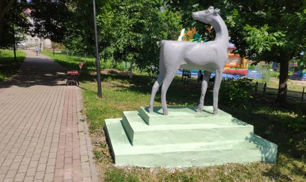 советская скульптура оленя в Карачеве