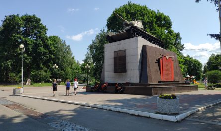 Танк Т-34-76 в Карачеве памятник