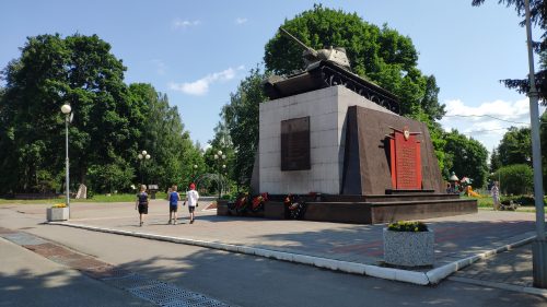 Танк Т-34-76 в Карачеве памятник