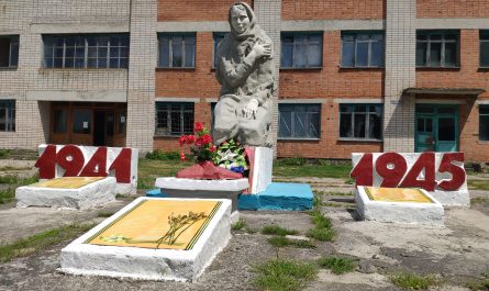 скульптура Скорбящая мать фото Дубровка Суражский район