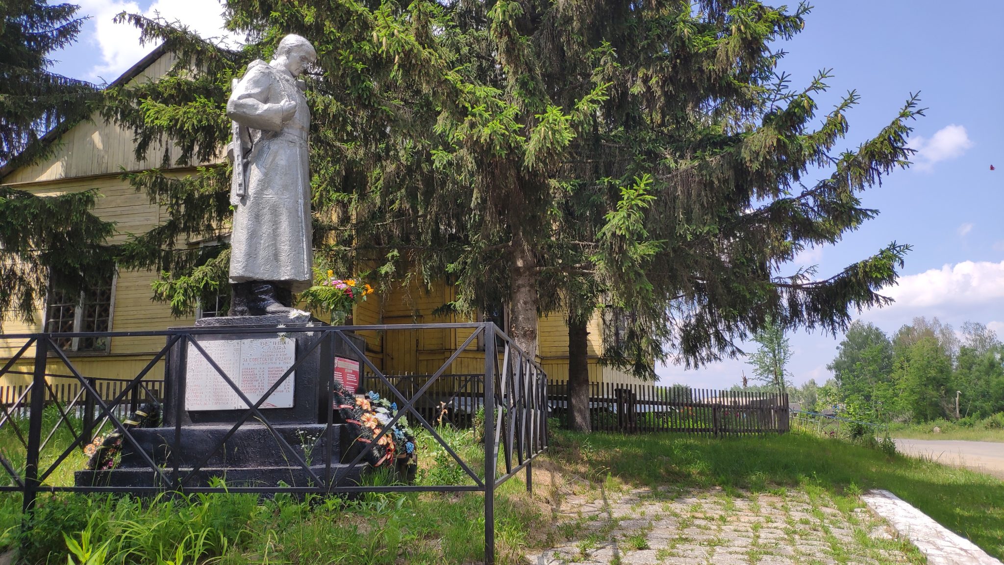 Погода далисичи. Памятник воинам. Братская могила Партизан. Памятники воинам землякам в граните. Братская могила воинам в Можайске.