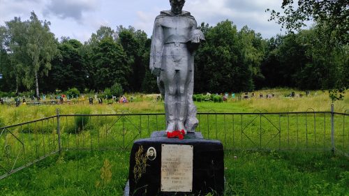 Братская могила мемориал в виде солдата Великая Топаль Клинцовский район фото