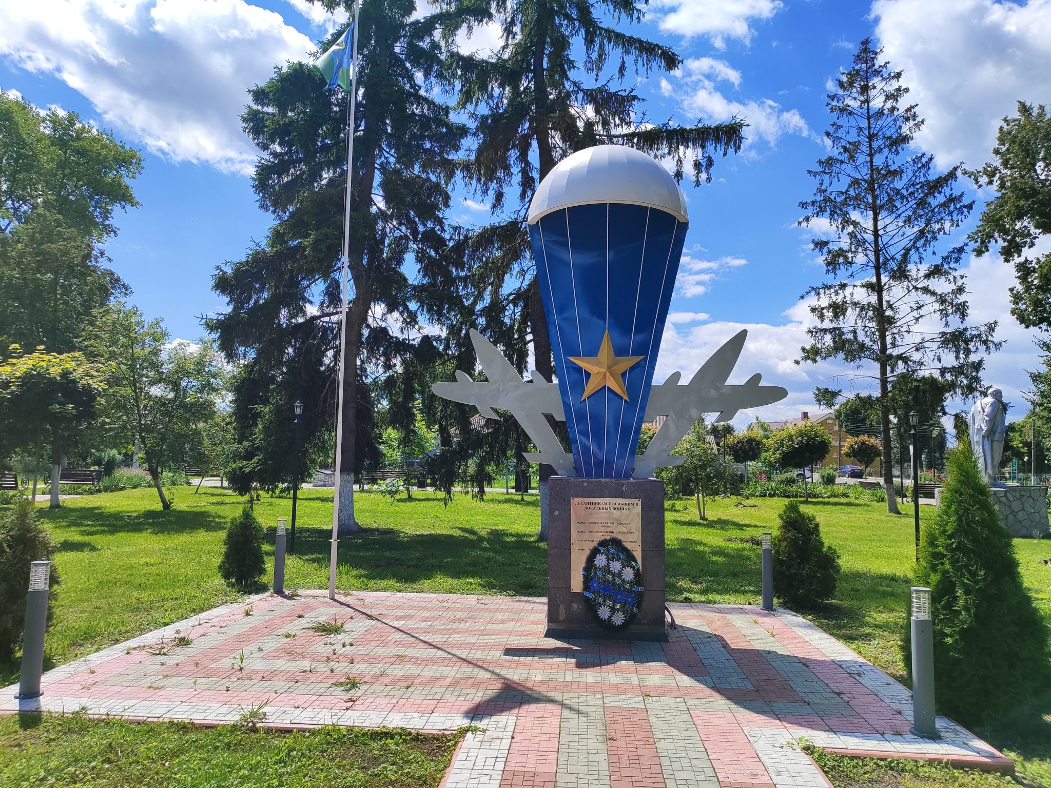 Псков памятник десантникам. Угра памятник десантникам. Памятник десантнику в Ухте. Сасово памятник десантникам.