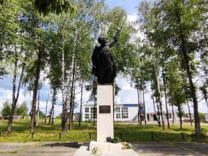 Мемориал Лутна скульптура воина имена воинов и жертвы фашизма памятник