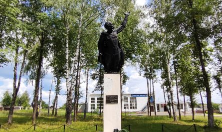 Мемориал Лутна скульптура воина имена воинов и жертвы фашизма памятник