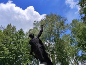 Памятник погибшим землякам, воинам Советской Армии и жертвам фашизма. Лутна небо скульптура