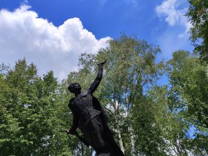 Памятник погибшим землякам, воинам Советской Армии и жертвам фашизма. Лутна скульптура
