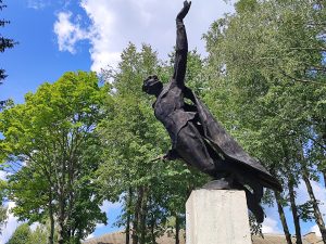 Мемориал Лутна скульптура воина интересная