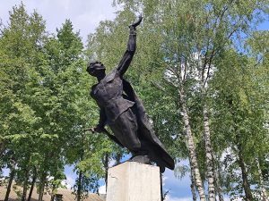 Памятник погибшим землякам, воинам Советской Армии и жертвам фашизма. Лутна скульптура мемориал