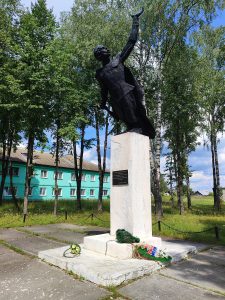 Памятник погибшим землякам, воинам Советской Армии и жертвам фашизма. Лутна скульптура великая отечественная война