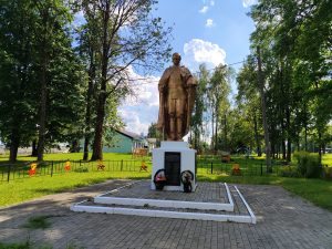 Мемориал Воинам и Партизанам-землякам, погибшим в годы Великой Отечественной войны. Алешня. памятник