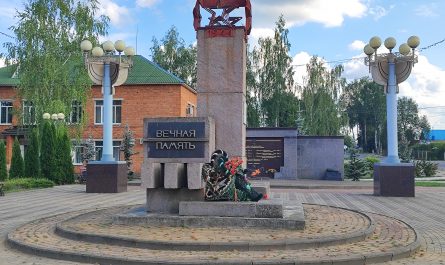 памятник ВОВ в Рогнедино на площади