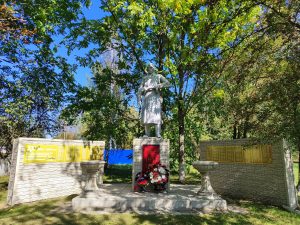 памятник воинам погибшим в Великой Отечественной Войне село Красновичи Унечский район фигура на постаменте