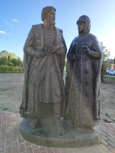 Памятник Петру и Февронии в Клинцах где находится