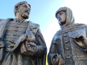 Памятник Петру и Февронии в Клинцах смотреть фото