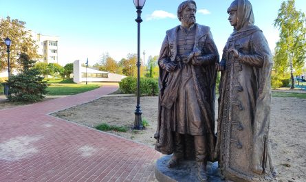 Памятник Петру и Февронии в городе Клинцы