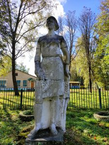 Советская бетонная скульптура фигура женщины Пятовск 3