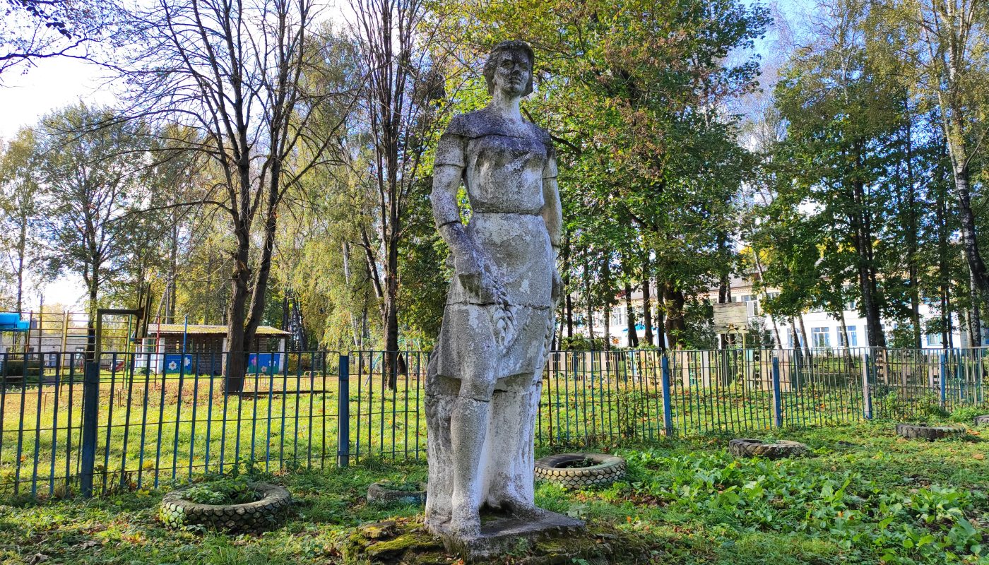 Советская скульптура "Женщина". Пятовск. 7