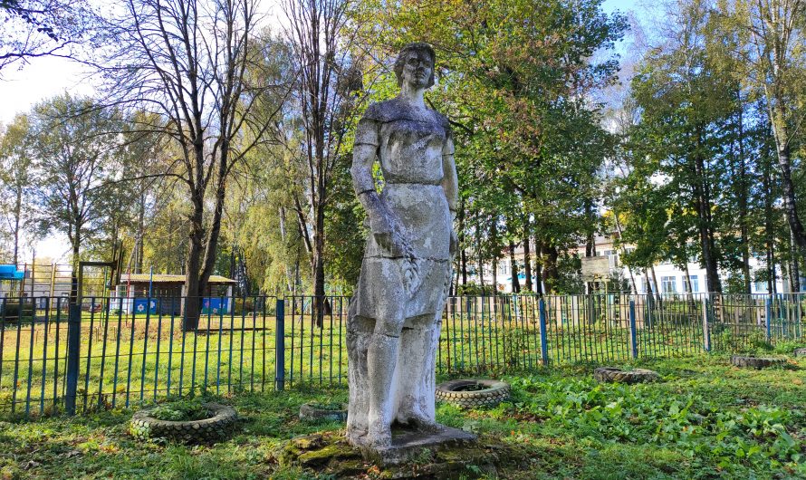Советская скульптура «Женщина». Пятовск.