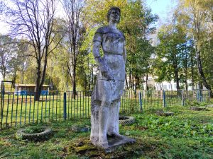 Советская скульптура "Женщина". Пятовск. 6