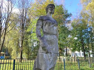 Советская скульптура "Женщина". Пятовск. 5