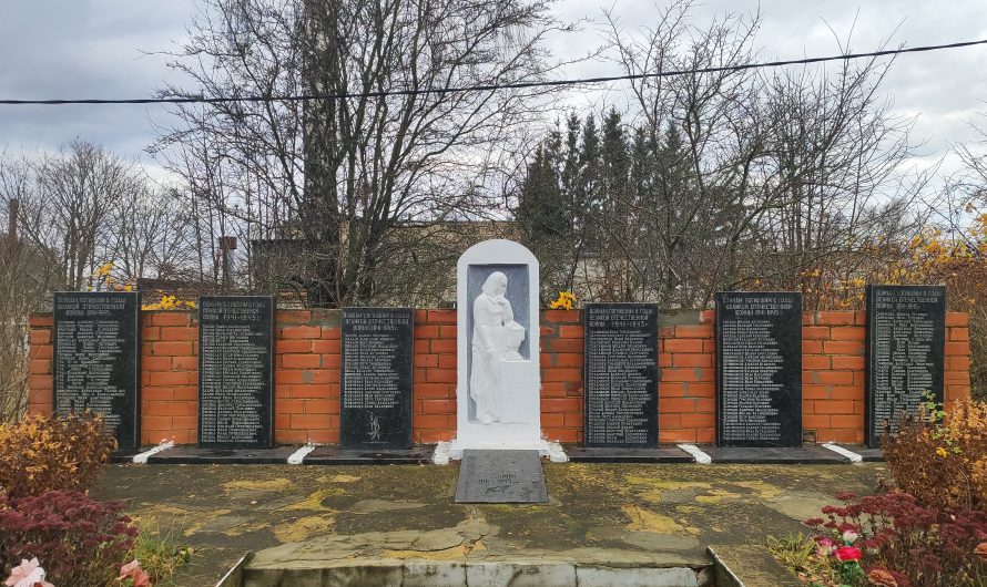 Мемориал «Плачущая Мать» посвящённый Воинам погибшим в годы Великой Отечественной Войны. Каташин.