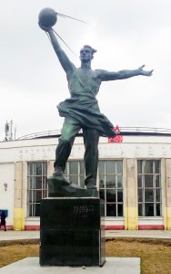 Памятник в Москве первый спутник
