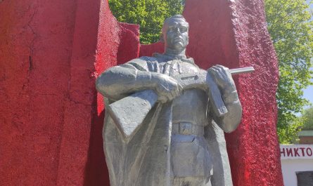 Памятник ВОВ в селе Новая Романовка скульптура солдата мемориал фото 17