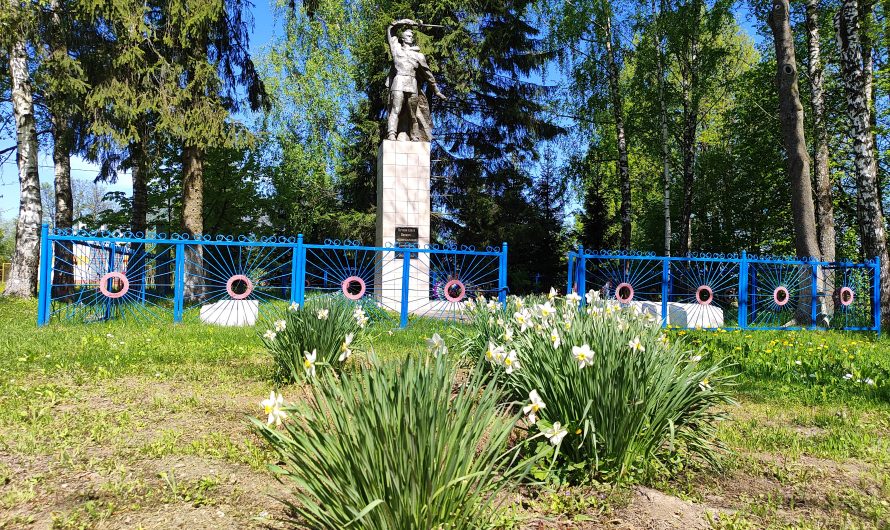 Братская могила 8 советских воинов(?). Мемориал Воинам-односельчанам. Симонтовка.