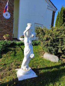 Небольшая Скульптура женщины в городе Почеп 3
