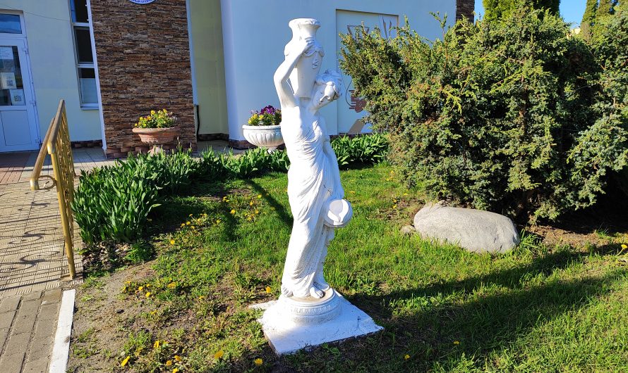 Небольшая скульптура: «Женщина с кувшинами». Почеп.
