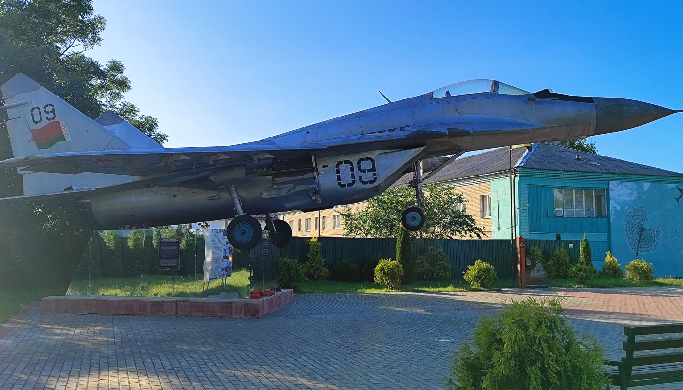 Чериков памятник самолёту 13