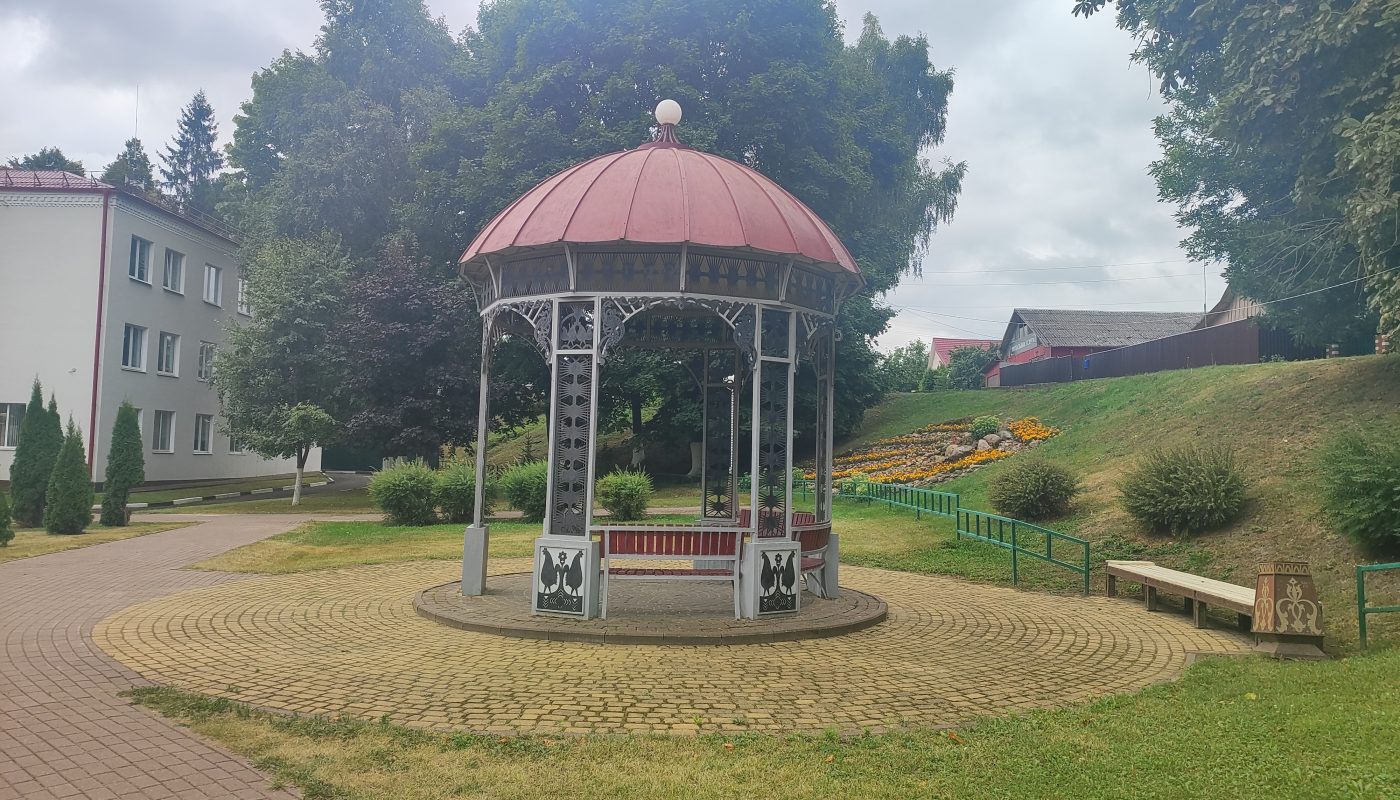 Ротонда в центре. Сураж.
